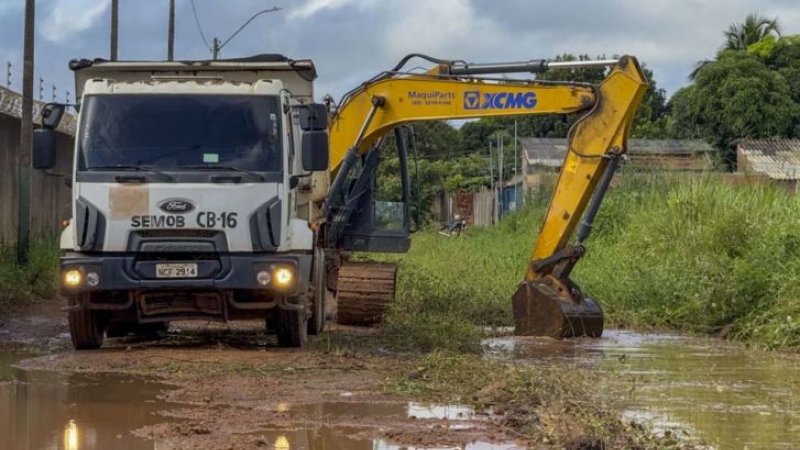 Prefeitura de Porto Velho da início a serviço de limpeza de valas e canais do bairro Três Marias