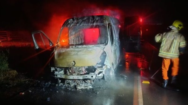 Ambulância pega fogo na RO-479 durante transporte de paciente