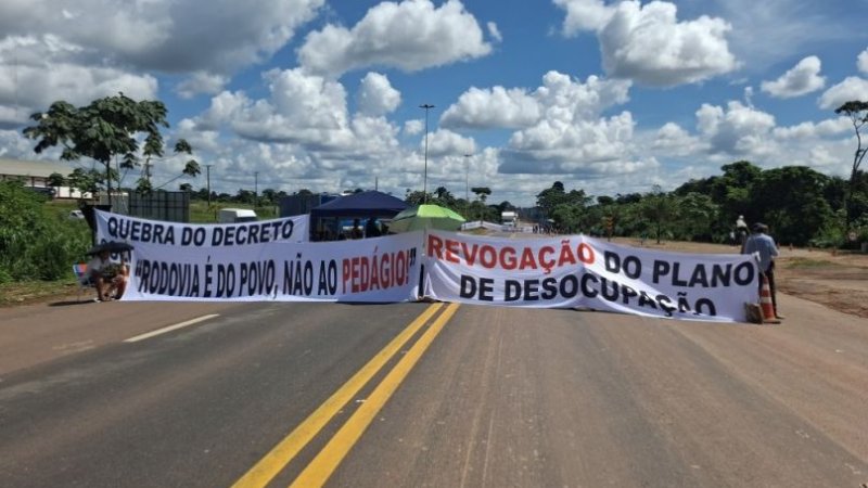Protesto interdita BR-364 totalmente na entrada de Cujubim e questiona plano de desocupação e pedágio