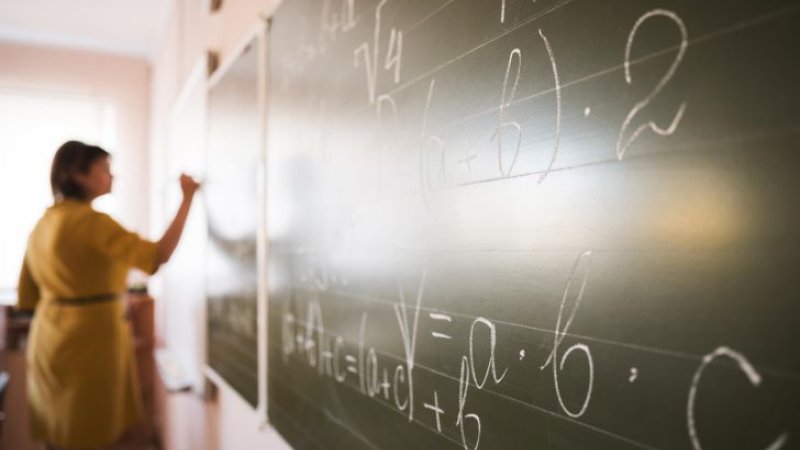 CNTE critica reajuste de 0,37% no piso do magistério e cobra ação urgente do MEC