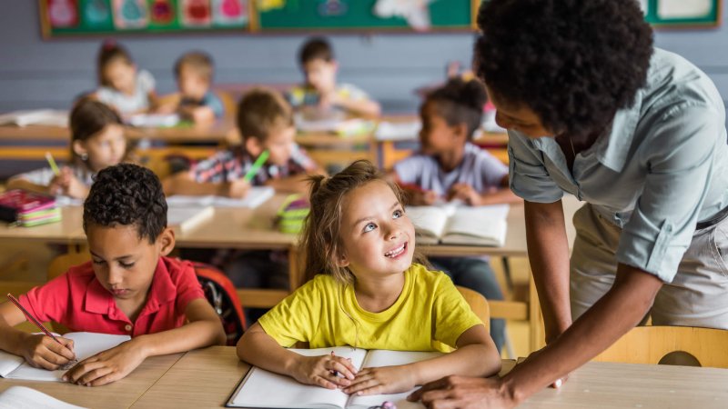 Nova proposta garante fim do Imposto de Renda para professores e profissionais da educação