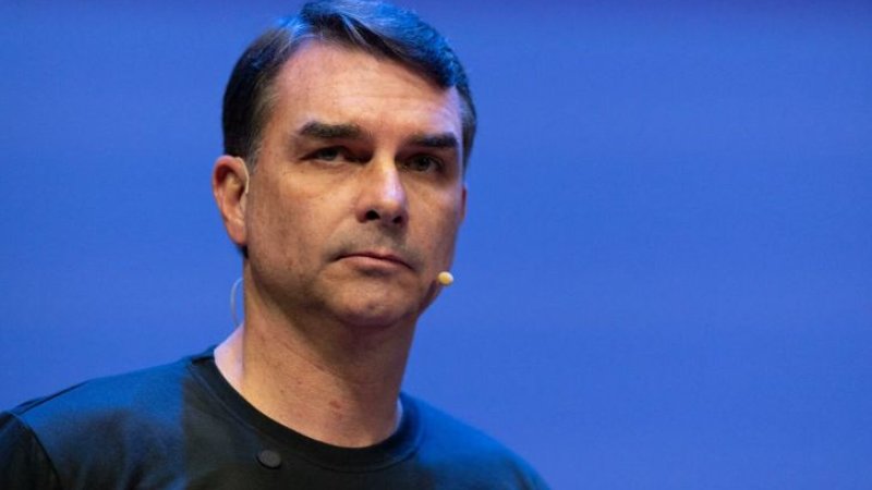 Dark Horse: Mendonça incluiu Flávio no rol de investigados