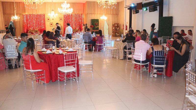 Igreja Quadrangular realiza jantar romântico em Ariquemes