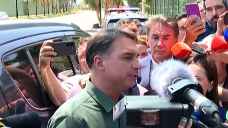 Flávio faz primeira visita a Jair Bolsonaro após Moraes autorizar