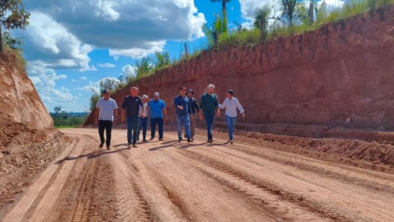 Ação de Ezequiel Neiva assegura rebaixamento e morros e mehora acesso na Linha 11, em Machadinho do Oeste