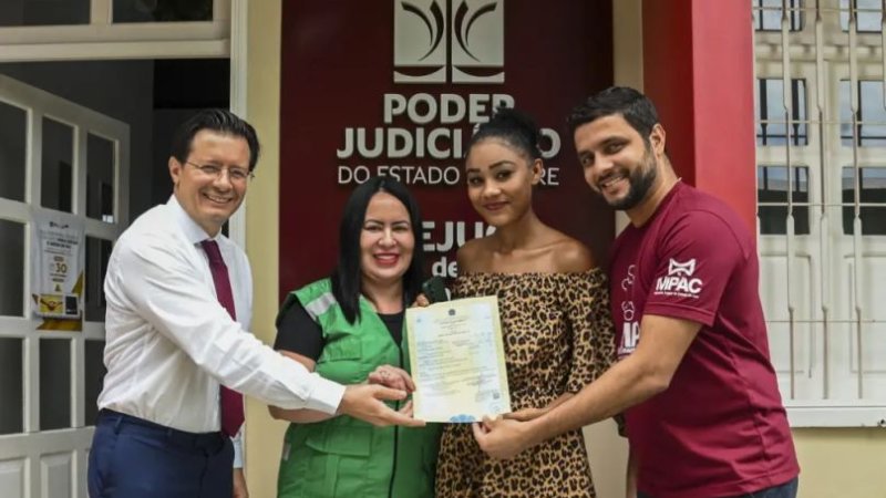Após 22 anos, mulher registrada com sexo e nome masculino corrige certidão no AC