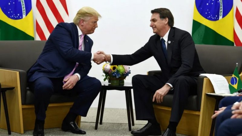Trump cita Bolsonaro em texto que oficializou o tarifaço contra o Brasil