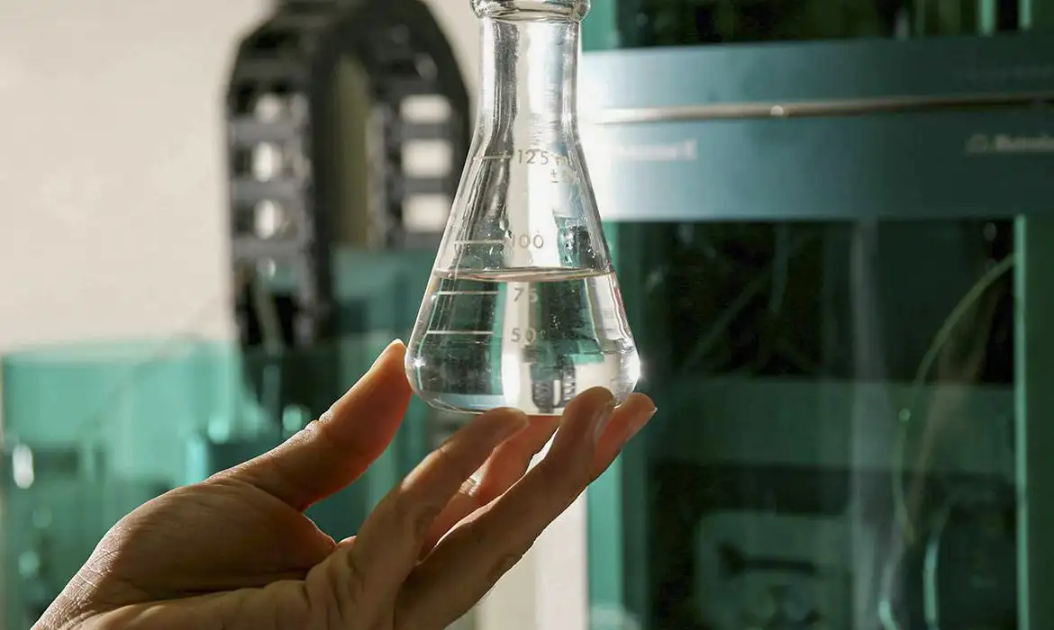 Anvisa aciona outros países para trazer antídoto do metanol para o Brasil